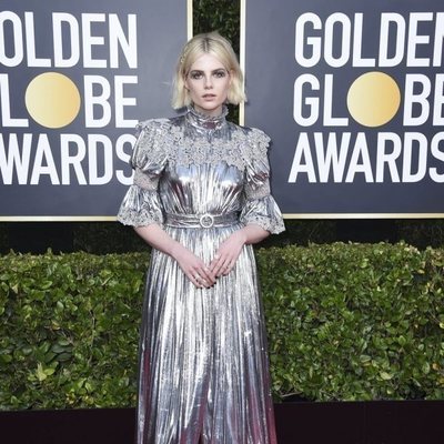 Lucy Boynton en la alfombra roja de los Globos de Oro 2020