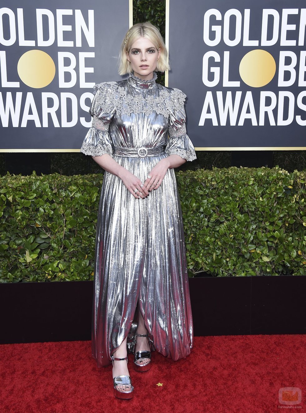Lucy Boynton en la alfombra roja de los Globos de Oro 2020