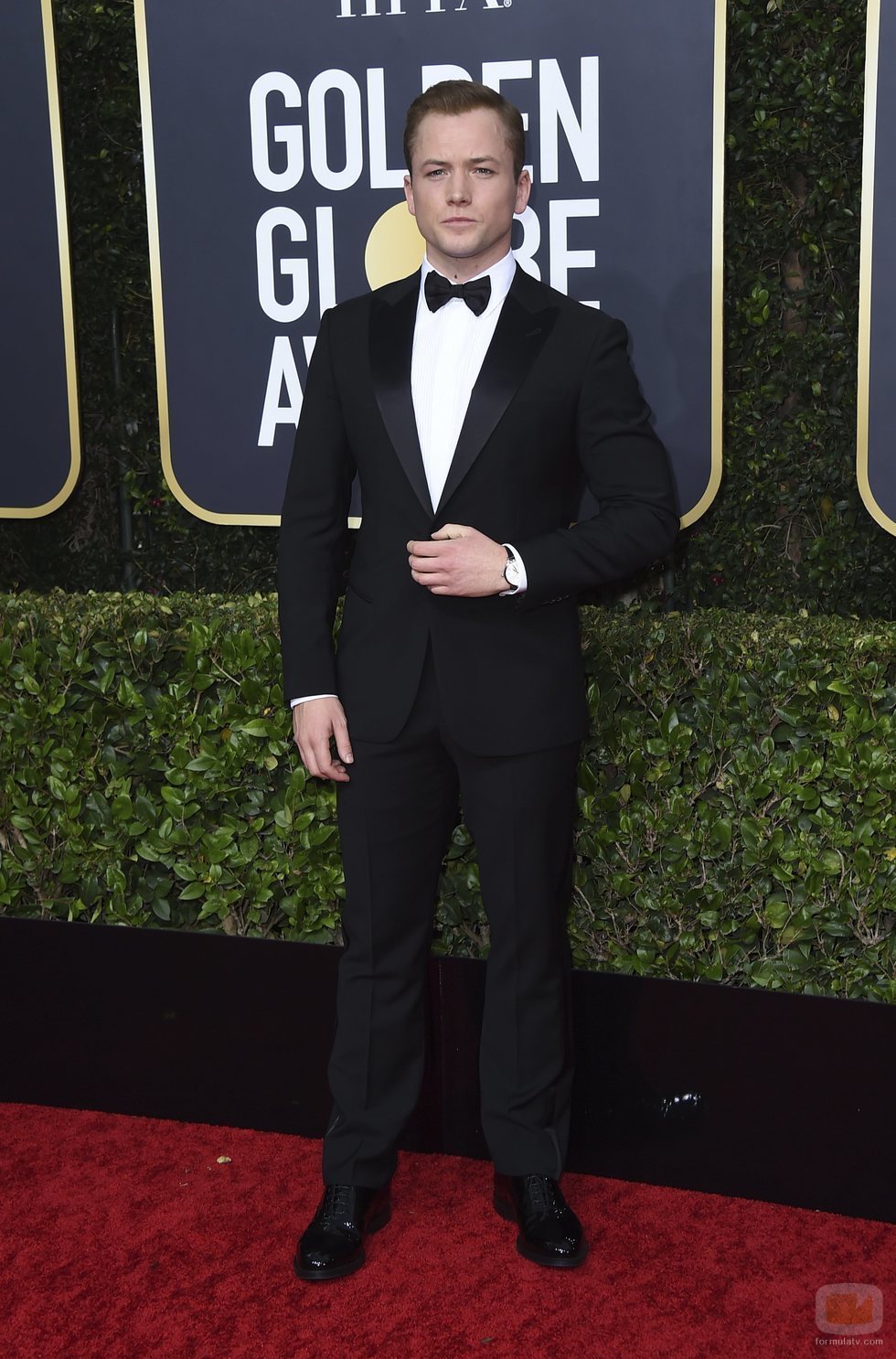 Taron Egerton en la alfombra roja de los Globos de Oro 2020