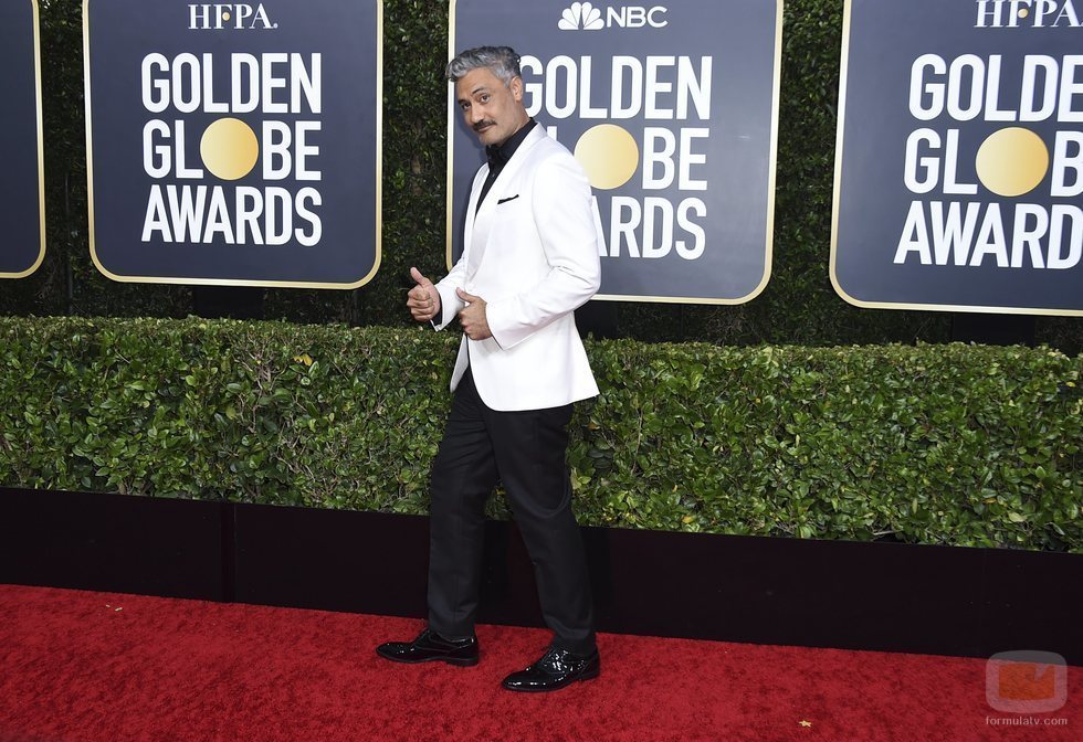 Taika Waititi en la alfombra roja de los Globos de Oro 2020