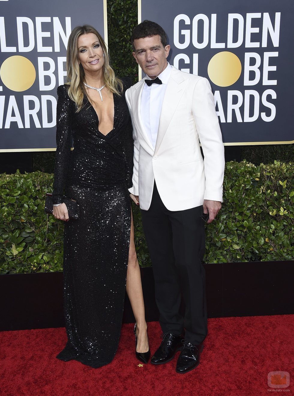 Antonio Banderas y Nicole Kimpel en la alfombra roja de los Globos de Oro 2020