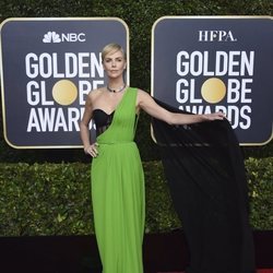 Charlize Theron en la alfombra roja de los Globos de Oro 2020