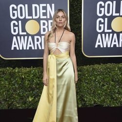 Sienna Miller en la alfombra roja de los Globos de Oro 2020