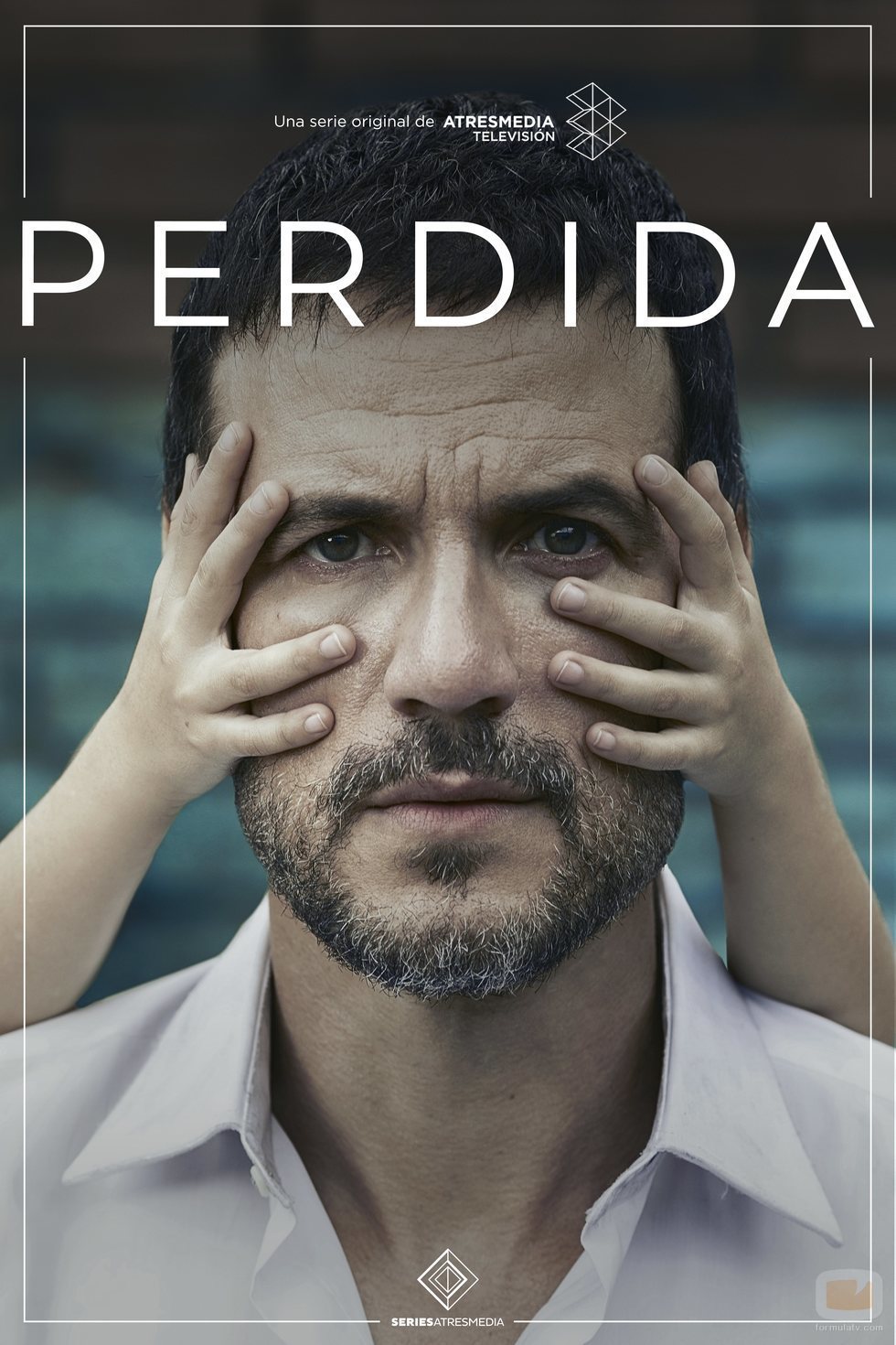 Antonio (Daniel Grao) rodeado por las manos de su hija en el cartel de 'Perdida'