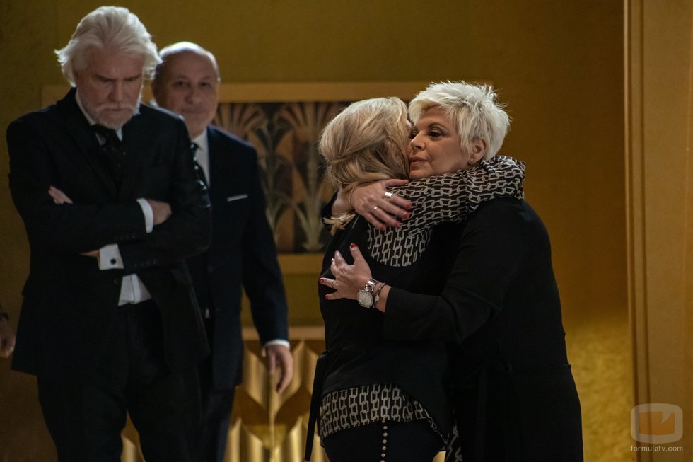 Carmen Borrego y Terelu Campos se abrazan en el funeral de 'El cielo puede esperar'