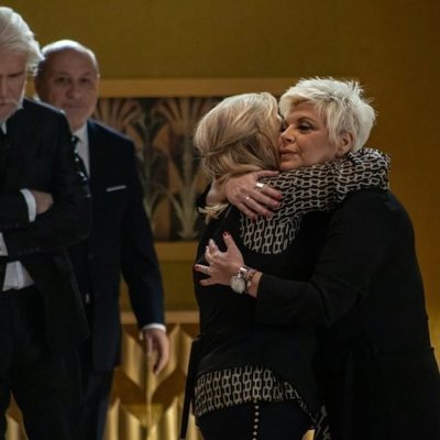 Carmen Borrego y Terelu Campos se abrazan en el funeral de 'El cielo puede esperar'