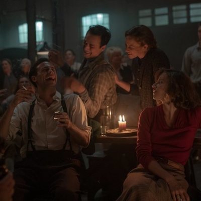 Amelia Garayoa y Pierre, en una cantina en 'Dime quién soy'