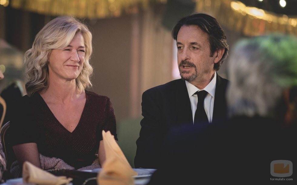 Mercedes y su pareja Max se encuentran con Antonio en Nochevieja de 1990 en 'Cuéntame cómo pasó'