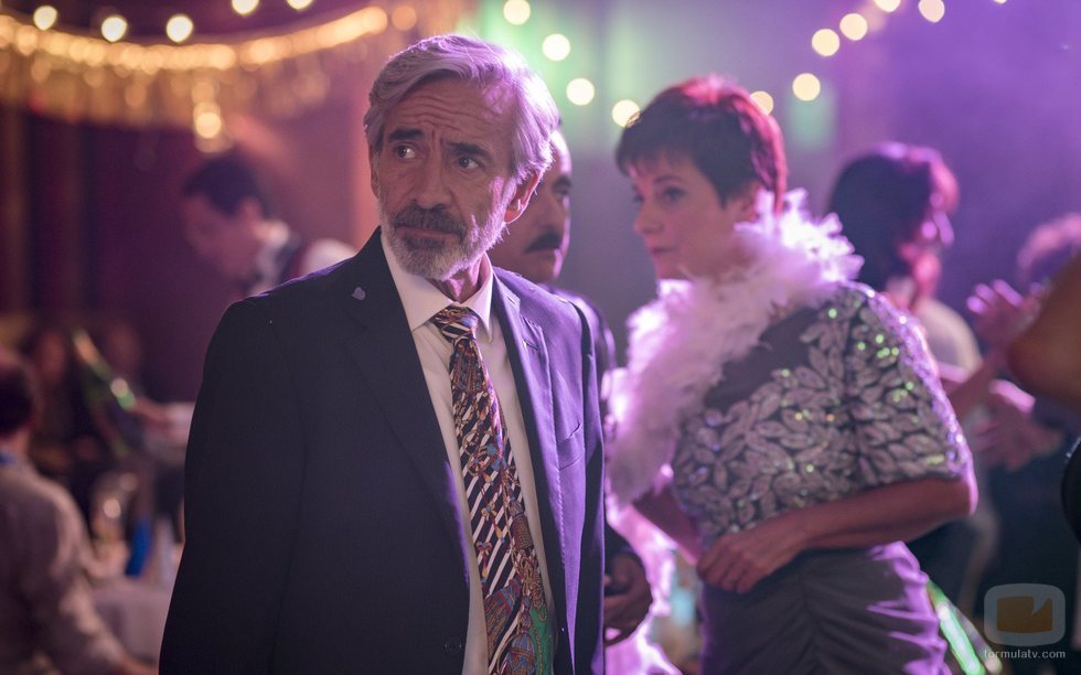 Antonio Alcántara en la fiesta de Nochevieja de 1990 de 'Cuéntame cómo pasó'