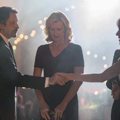 Max y Catalina se conocen en un incómodo reencuentro entre Mercedes y Antonio en la Nochevieja de 1990 de 'Cuéntame cómo pasó'