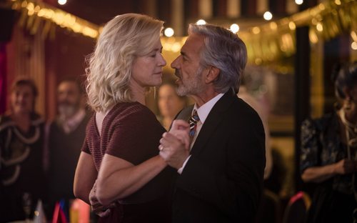 Antonio y Mercedes bailan en la fiesta de Nochevieja de 1990 en 'Cuéntame cómo pasó'