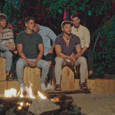 Gonzalo, Álex, José, Christofer e Ismael, en la ceremonia de la hoguera de 'La isla de las tentaciones'