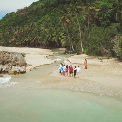 Las parejas de 'La isla de las tentaciones' atienden a Mónica Naranjo en el primer programa