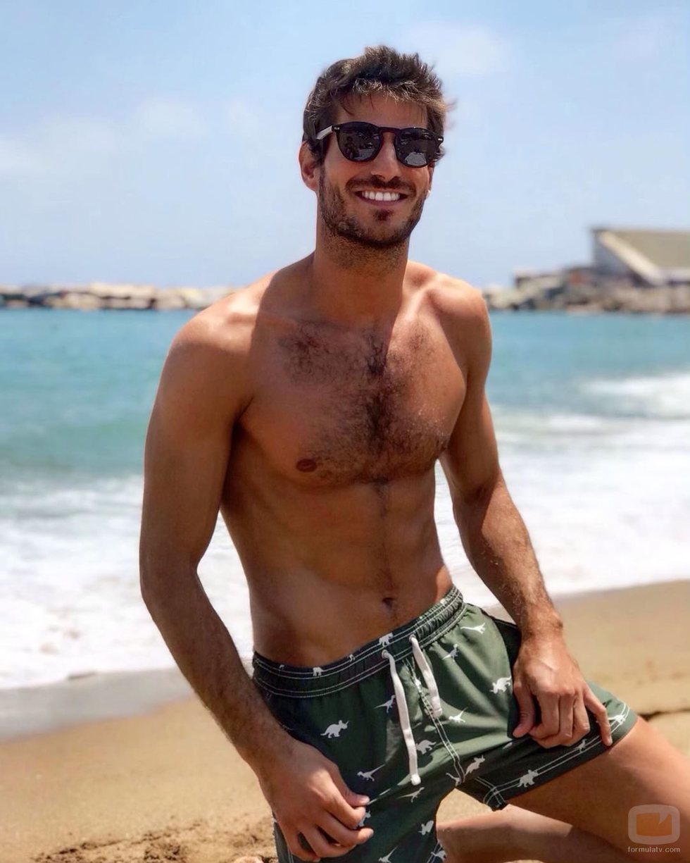 Cesc Escolà, profesor en 'OT 2020', sin camiseta en la orilla de la playa