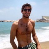 Cesc Escolà, profesor en 'OT 2020', sin camiseta en la orilla de la playa