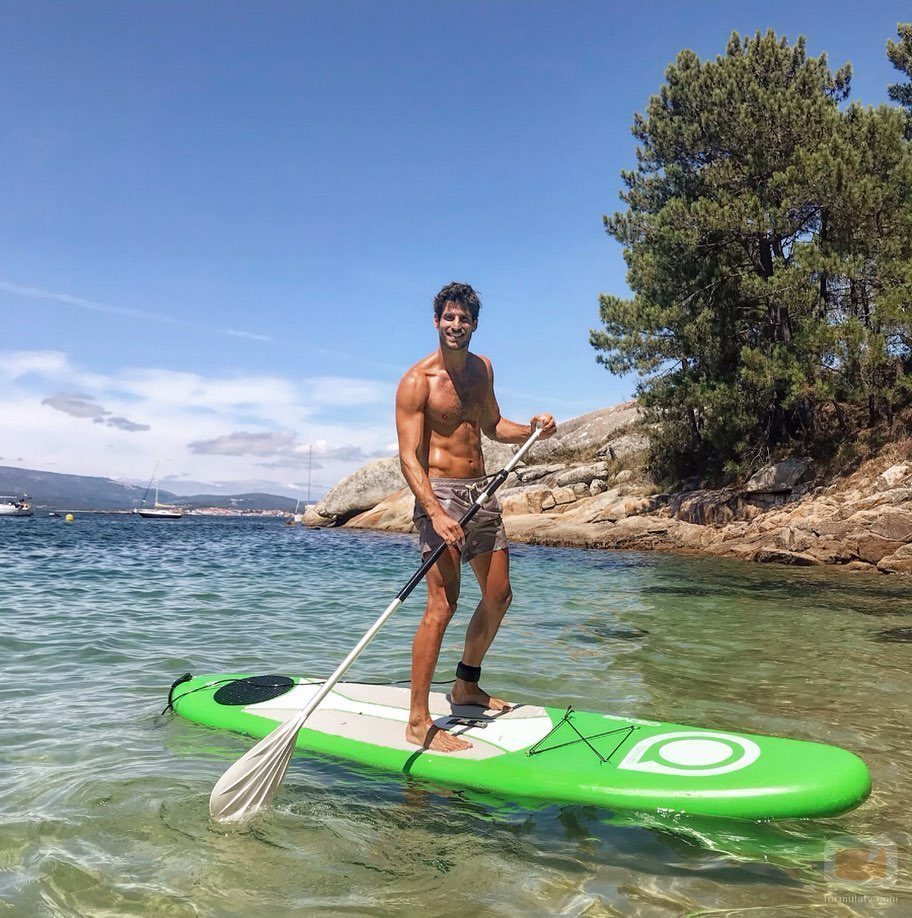 Cesc Escolà, de 'OT 2020', realizando padel surf sin camiseta