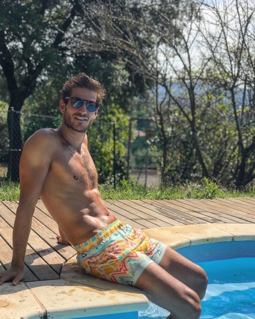 Cesc Escolà, de 'OT 2020', sexy y semidesnudo en una piscina