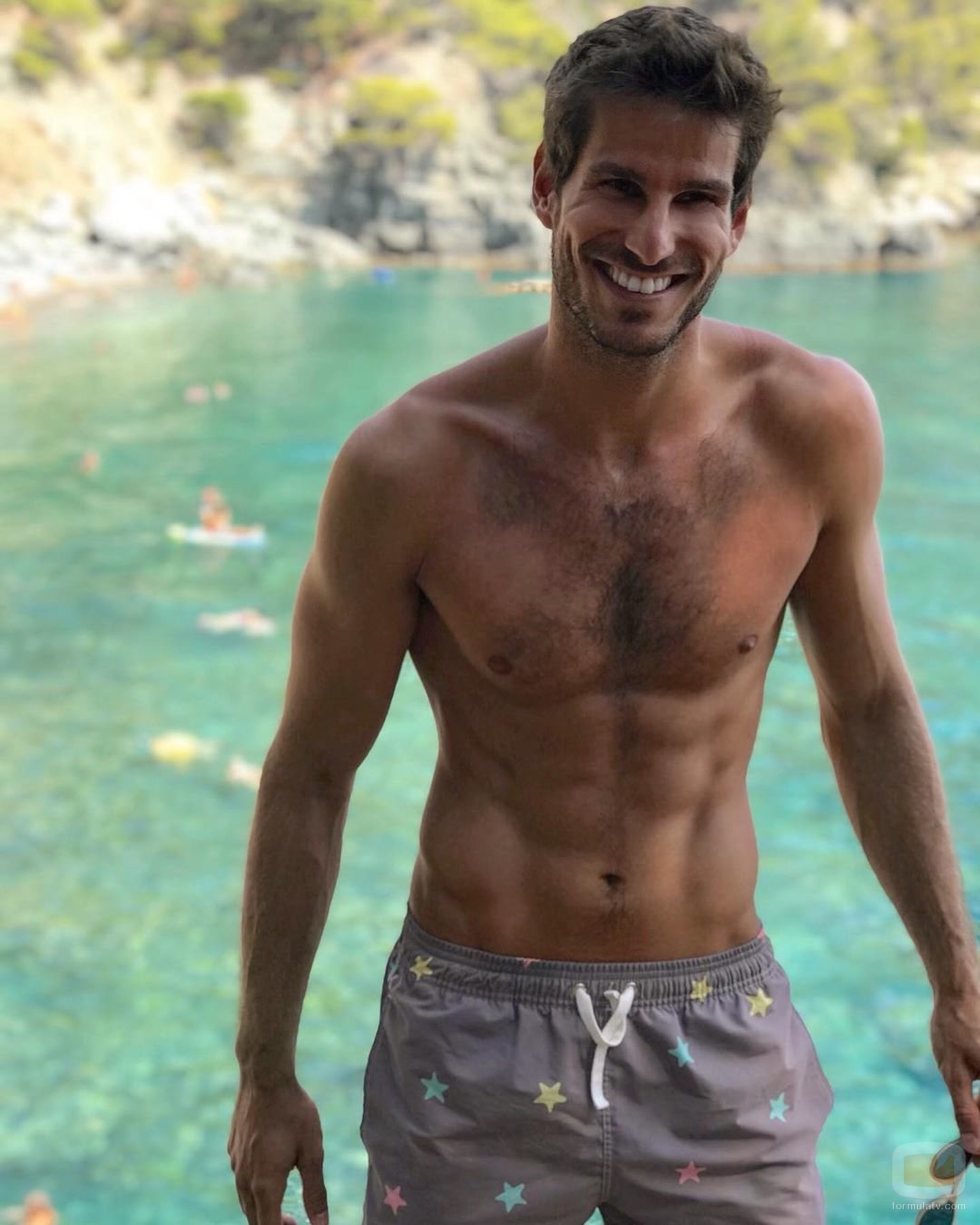 Cesc Escolà ('OT 2020'), posa semidesnudo y luce abdominales