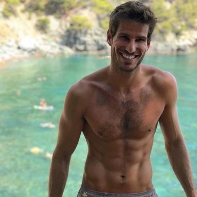 Cesc Escolà ('OT 2020'), posa semidesnudo y luce abdominales