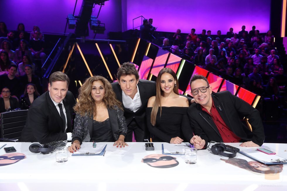 Manel Fuentes y el jurado en la Gala 1 de 'Tu cara me suena 8'