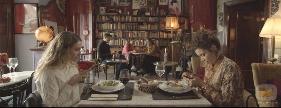 Luisita y Amelia atienden a sus móviles en '#Luimelia'