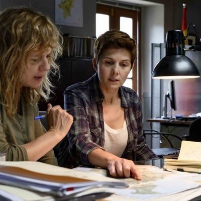 Mónica (Emma Suárez) y Carmela (Isabel Naveira) son las investigadoras del caso en 'Néboa'