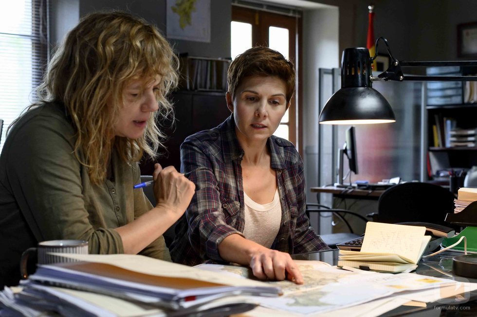 Mónica (Emma Suárez) y Carmela (Isabel Naveira) son las investigadoras del caso en 'Néboa'