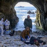 Mónica (Emma Suárez) y el teniente Ferro (Nancho Novo) analizan un cadáver en 'Néboa'