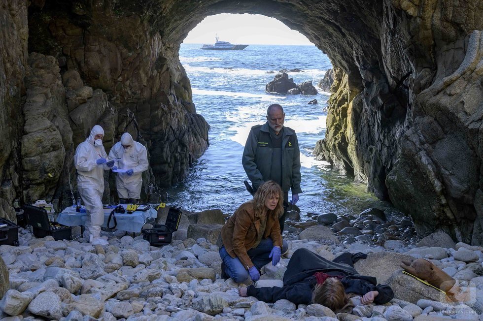 Mónica (Emma Suárez) y el teniente Ferro (Nancho Novo) analizan un cadáver en 'Néboa'