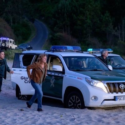 Mónica (Emma Suárez) y la Guardia Civil aparcan en la playa en 'Néboa'