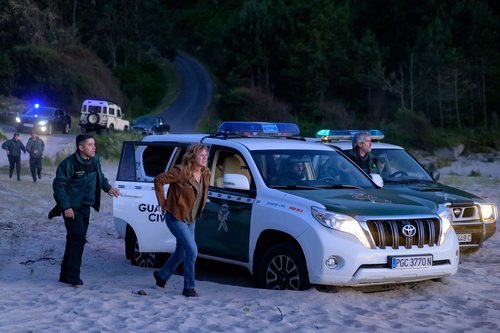 Mónica (Emma Suárez) y la Guardia Civil aparcan en la playa en 'Néboa'