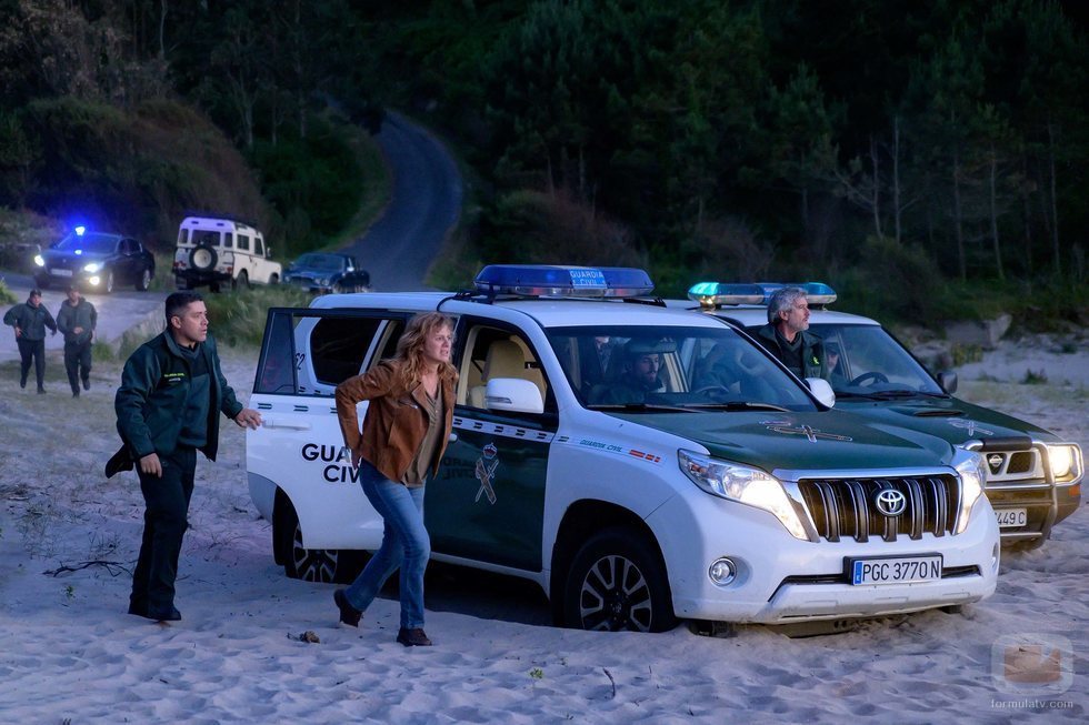 Mónica (Emma Suárez) y la Guardia Civil aparcan en la playa en 'Néboa'
