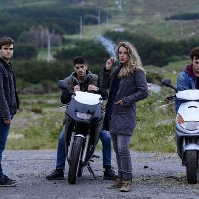 Un grupo de adolescentes en 'Néboa'