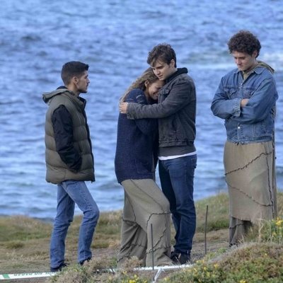 Un grupo de amigos llora en los acantilados de 'Néboa'