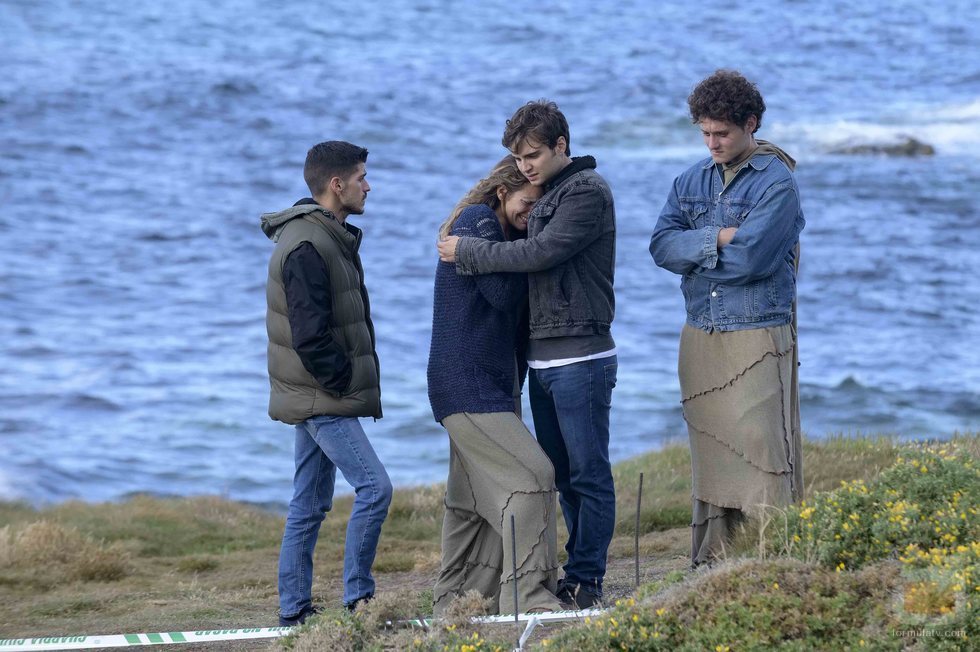 Un grupo de amigos llora en los acantilados de 'Néboa'