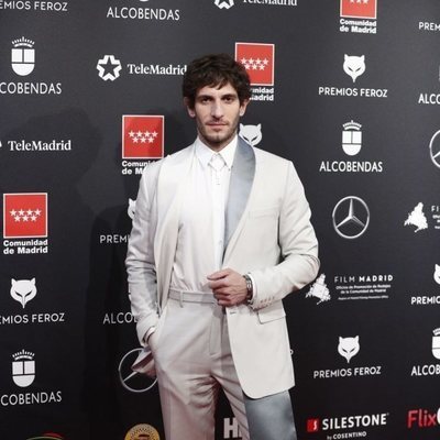 Quim Gutiérrez en la alfombra roja de los Premios Feroz 2020