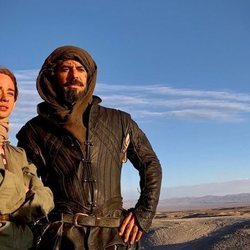 Eduardo Noriega y Elena Rivera contemplan el desierto en 'Inés del alma mía'