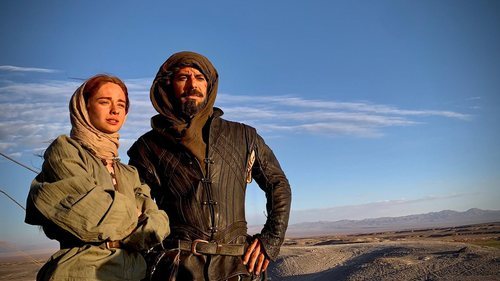 Eduardo Noriega y Elena Rivera contemplan el desierto en 'Inés del alma mía'