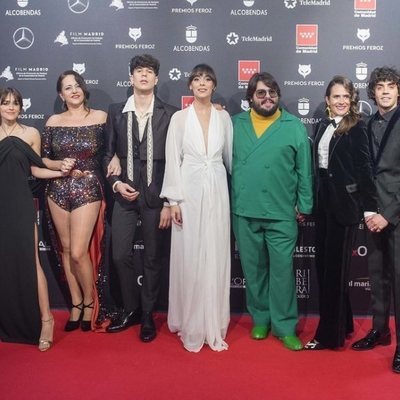 El equipo de 'Paquita Salas' posa en los Premios Feroz 2020