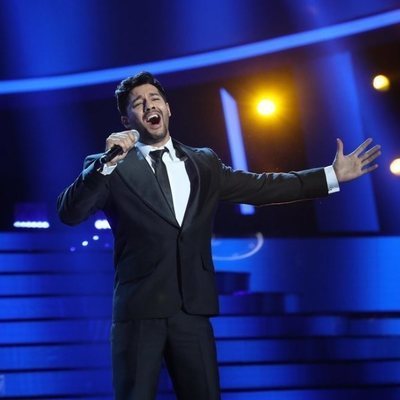 Jorge González como Miguel Poveda en la Gala 2 de 'Tu cara me suena 8'