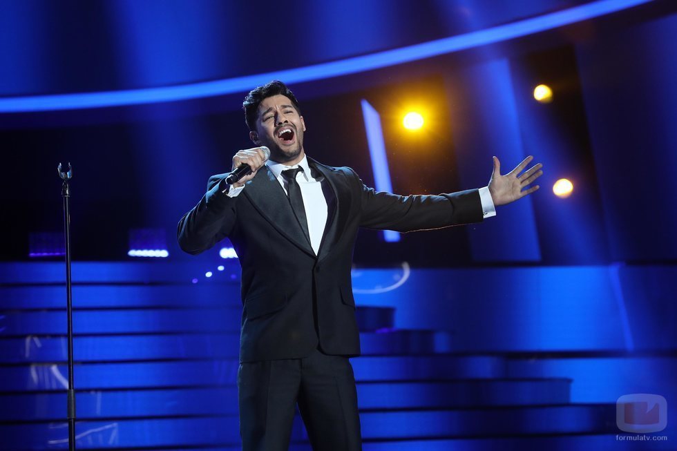 Jorge González como Miguel Poveda en la Gala 2 de 'Tu cara me suena 8'