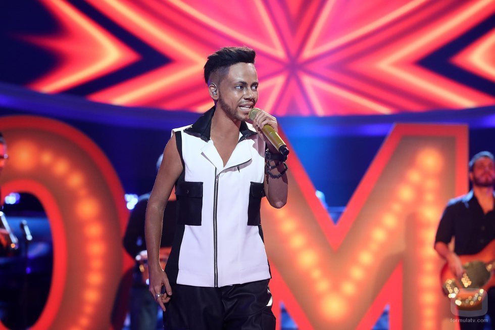 María Isabel es Romeo Santos en la Gala 2 de 'Tu cara me suena 8'