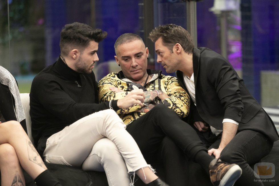 Pol Badía y Hugo Castejón hablan con Dinio en 'El tiempo del descuento'