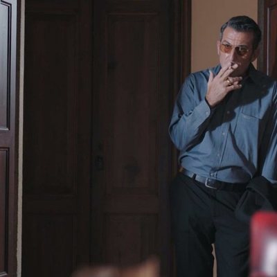 Ferro, fumando en el 2x01 de 'Vivir sin permiso'