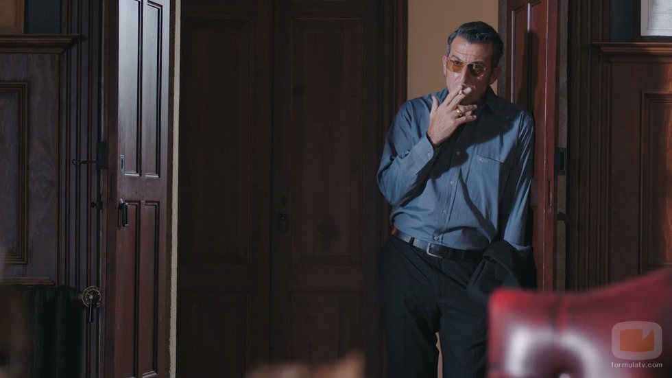Ferro, fumando en el 2x01 de 'Vivir sin permiso'