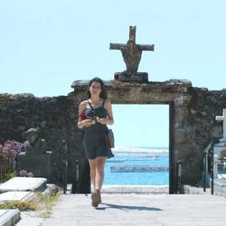 Lara en el cementerio en el 2x01 de 'Vivir sin permiso'