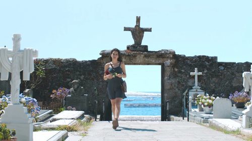Lara en el cementerio en el 2x01 de 'Vivir sin permiso'