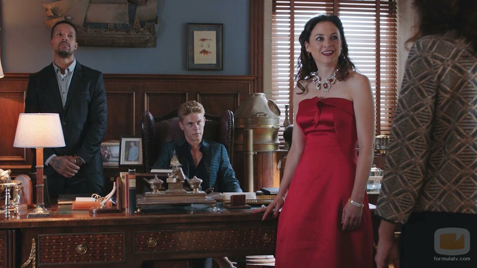 Daniel Arteaga y Berta Moliner en el 2x01 de 'Vivir sin permiso'