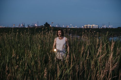 Antonio (Daniel Grao) en el campo investiga donde esta su hija en 'Perdida'