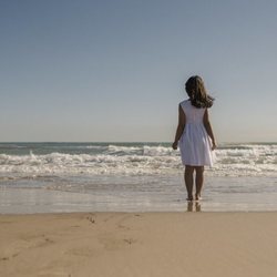 Soledad en la playa antes de desaparecer en 'Perdida'